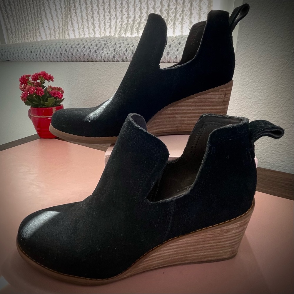 TOMS Kallie Black Suede Wedge Boot - Size 6